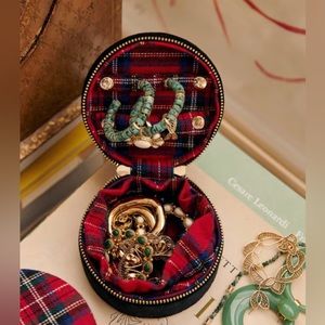 Sezane Ervin a Bijoux Velours noir Interleur tartan rouge Jewlry case New